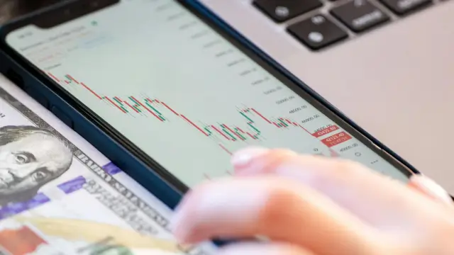 US Dollar Index Drops Below 99: Why Goldman, Morgan Stanley, and JPMorgan All Say It's Getting Weaker
